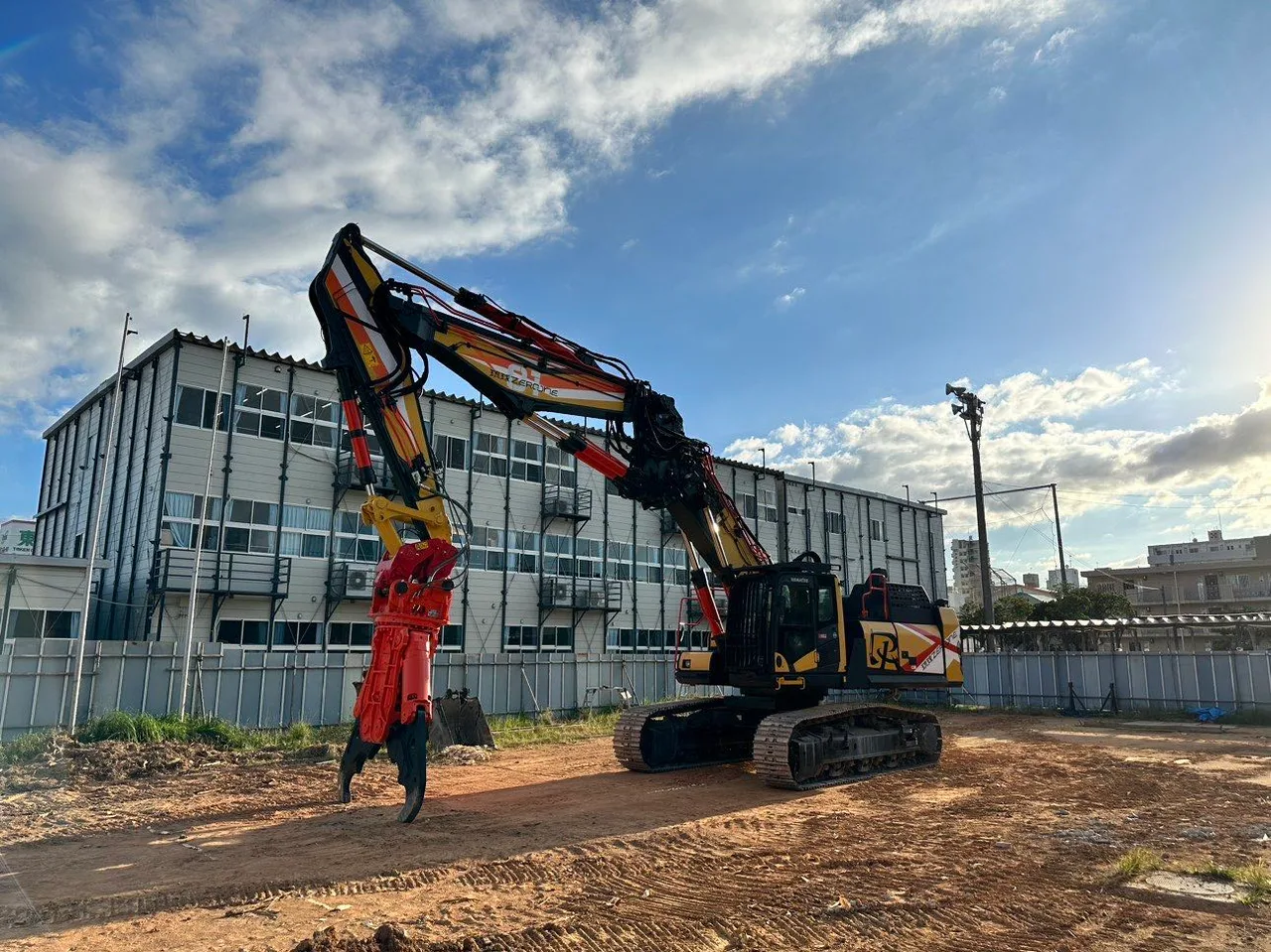 沖縄 解体工事 重機 油圧ショベル 建物解体 琉球ZERO-ONE