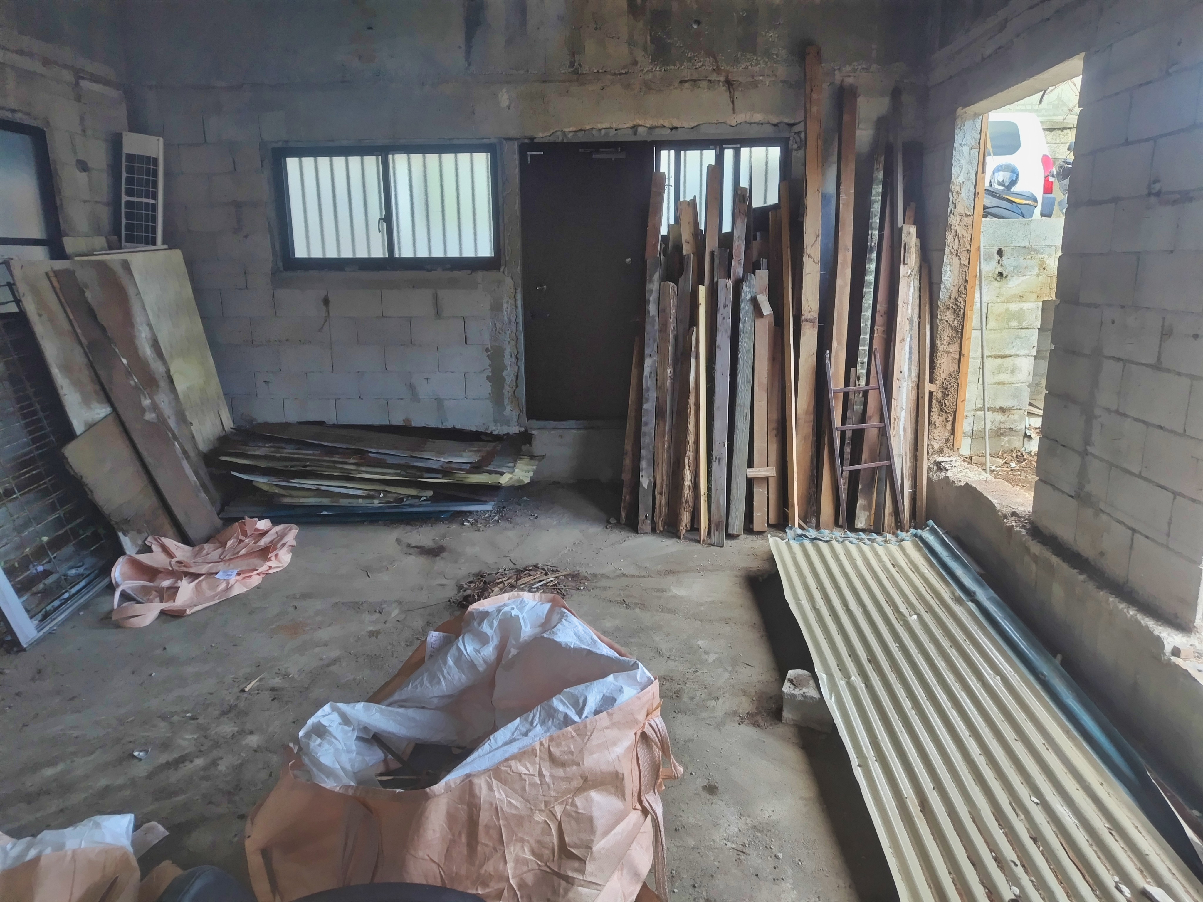 沖縄市 解体工事 作業風景