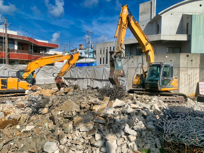 沖縄市　2階建住宅解体工事