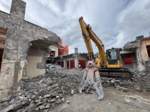 沖縄県浦添市 解体工事 作業風景